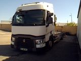 un camion blanc garé dans un parking