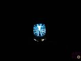 une image représentant un téléviseur dans l'obscurité, avec une lumière bleue