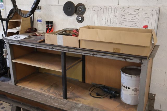 Poste de travail établi métallique avec petit outillage à main