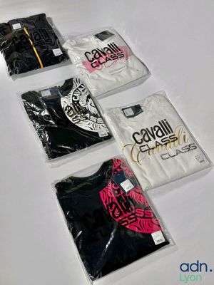 Lot de vêtements pour femmes contenant cinq sweats de divers…