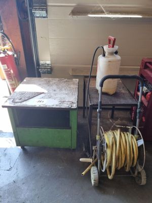 un chariot équipé d'un tuyau et un chariot sur lequel est posé un tuyau