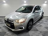 La nouvelle Citroën est exposée dans le showroom d'un concessionnaire.