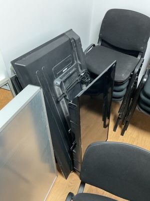 quelques chaises et un téléviseur dans un coin de la pièce