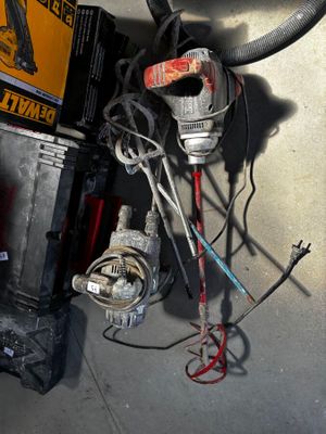 un tas d'appareils électriques de toutes sortes posé par terre