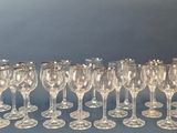 un grand nombre de verres à vin alignés les uns à côté des autres