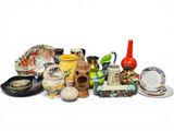 de nombreux types de vases et de bols sur la table
