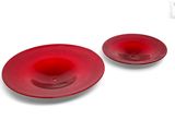 deux assiettes rouges posées sur une surface blanche, sur fond blanc