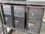 un présentoir contenant du matériel informatique exposé dans un magasin