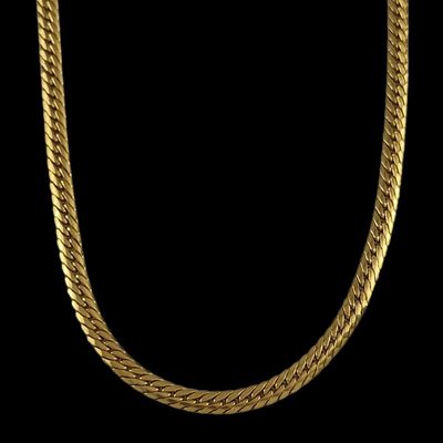 un collier à chaîne en or sur fond noir