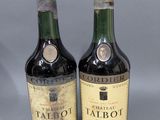 deux bouteilles de vin Tassot sur fond gris