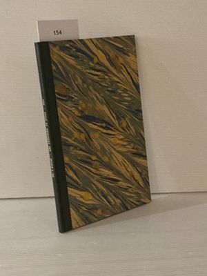 un livre posé sur une table à côté d'une tasse
