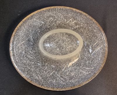 une image représentant une plaque de verre sur laquelle se trouve un anneau