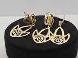une paire de boucles d'oreilles en or ornées d'un motif d'oiseau