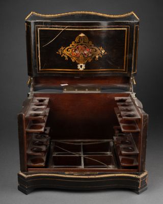 CAVE A LIQUEUR à décor marqueté de fleurs, volutes et arabes…