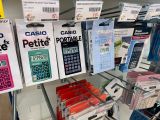 Plusieurs calculatrices sont exposées dans un magasin en vue de leur vente