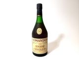une bouteille de vin posée sur une table