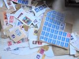 une pile de timbres posée sur une table à côté d'un clavier