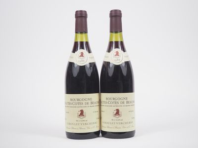 deux bouteilles de vin posées l'une à côté de l'autre sur une surface blanche