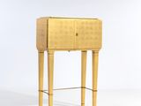 l'image d'une petite table en bois surmontée d'un tiroir