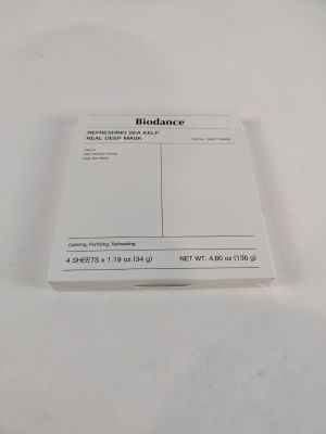 une feuille de papier blanche posée sur une table blanche