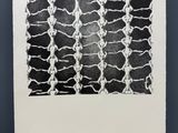 une photo en noir et blanc d'une œuvre d'art accrochée à un mur