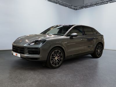 La Porsche Cayenne est garée dans une grande pièce aux murs blancs.