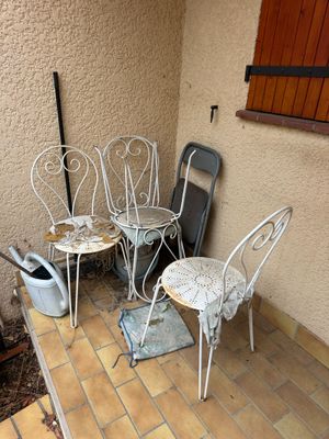 trois chaises et une table sur la terrasse