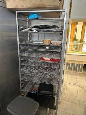 un réfrigérateur contenant beaucoup de nourriture