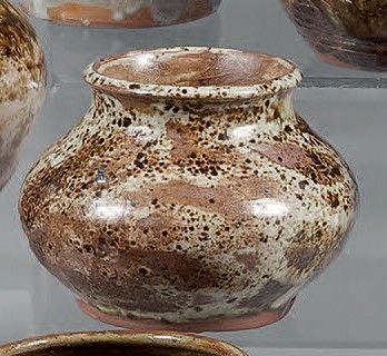 de nombreux types de vases exposés dans une vitrine