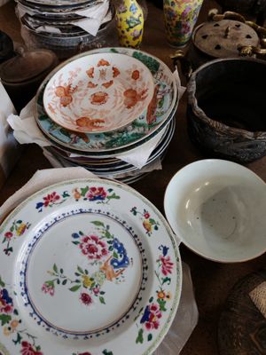 de nombreuses assiettes et bols posés ensemble sur une table