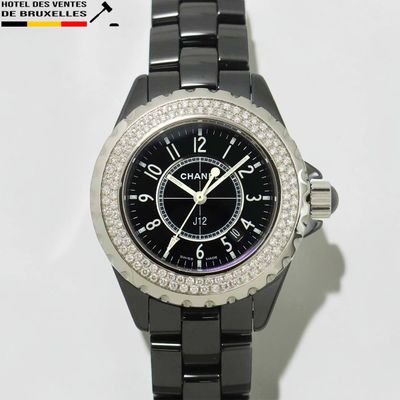 un gros plan d'une montre dotée d'une lunette sertie de diamants