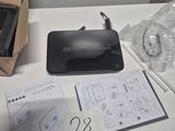 une boîte sur laquelle se trouvent un ordinateur portable et une souris