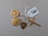 une croix, une médaille, une médaille et une médaille posées sur une table