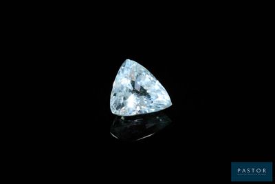 un diamant blanc sur fond noir