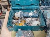 une boîte à outils avec des outils posés sur une table