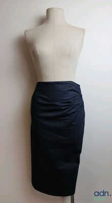 le mannequin se tient à côté d'une robe posée sur un support pour mannequin