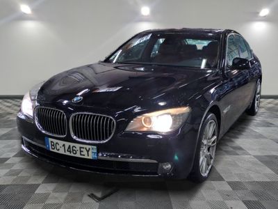 une photo d'une BMW noire garée dans un garage