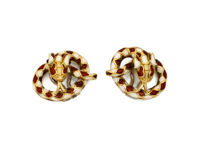 une photo d'une paire de boucles d'oreilles en or et émail rouge