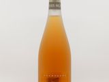 une photo d'une bouteille d'alcool posée sur une table