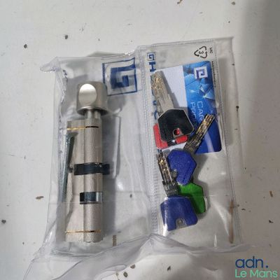 une photo du contenu d'un briquet et d'autres objets