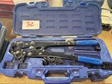 une caisse à outils bleue avec des outils sur une table