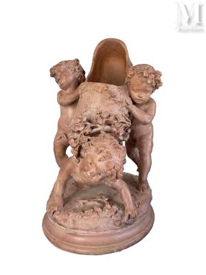 une statue représentant un homme et une femme sur un socle