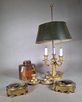 une lampe posée sur une table à côté d'autres objets