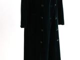un long manteau noir posé sur un mannequin, sur fond blanc