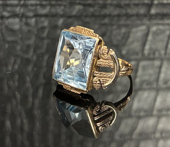 Bague en or 585 millièmes à décor d’une pierre bleue facettée (to