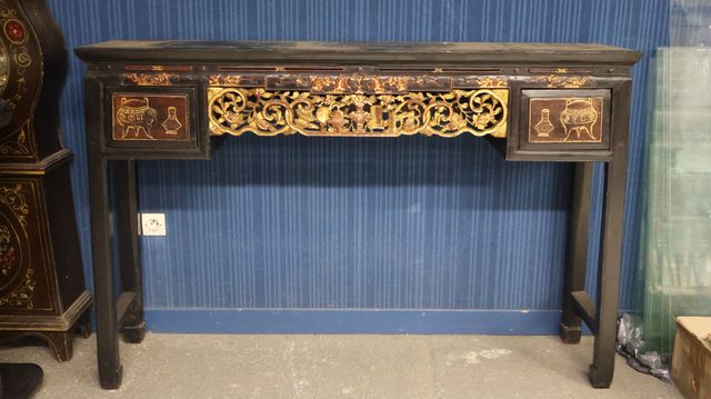 CHINE - Fin XIXe siècle - Console en bois laqué brun et or, ouvra...