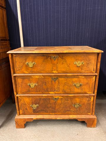 Petite commode droite en placage de noyer ouvrant à trois tiroirs...