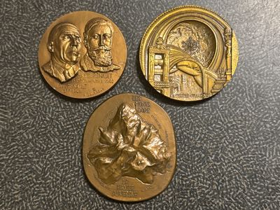 3 médailles à patine bronze