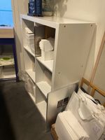 MEUBLE en bois stratifié blanc à six casiers disposés sur tr…