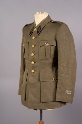 un uniforme militaire sur un mannequin, sur fond gris